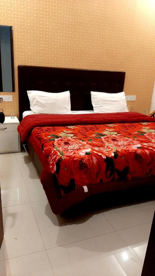 Hotel Hollywood Zirakpur Zewnętrze zdjęcie