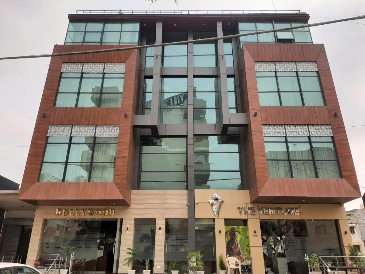 Hotel Hollywood Zirakpur Zewnętrze zdjęcie