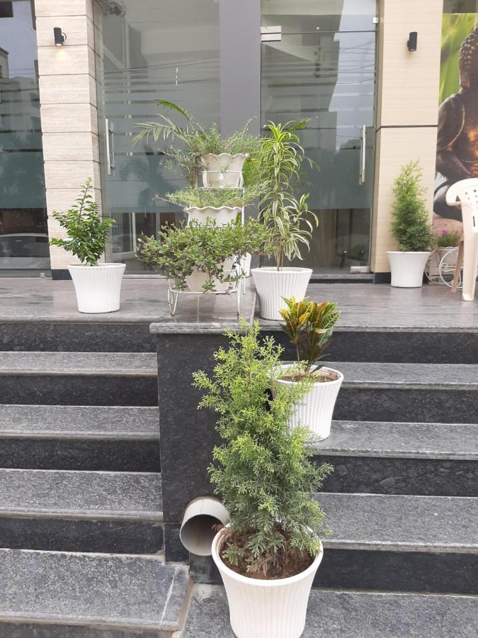 Hotel Hollywood Zirakpur Zewnętrze zdjęcie
