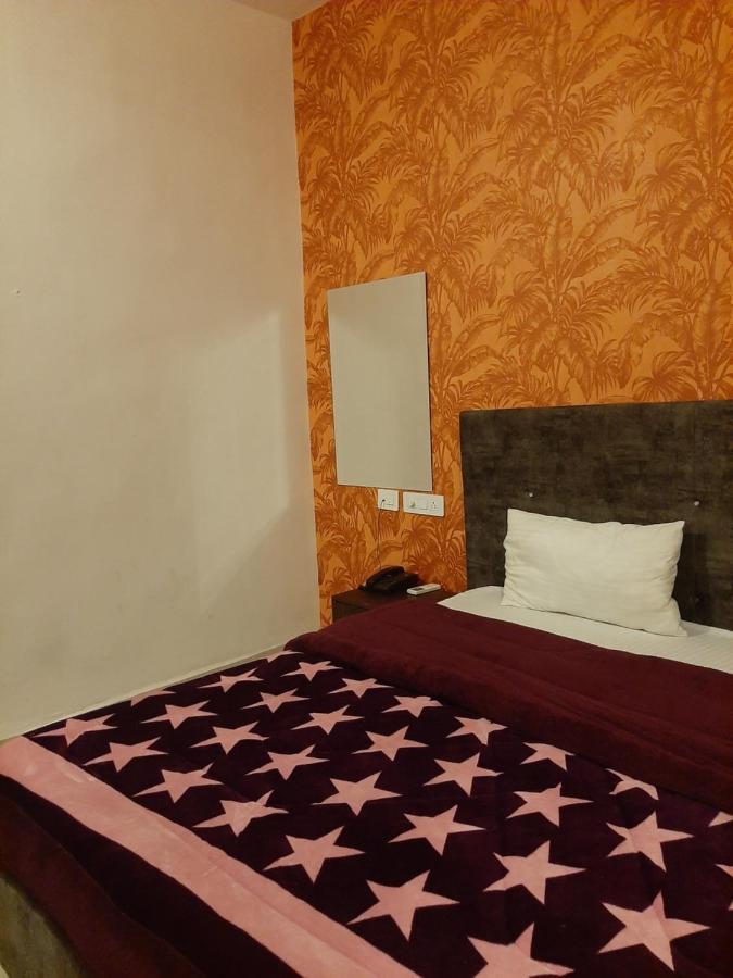 Hotel Hollywood Zirakpur Zewnętrze zdjęcie