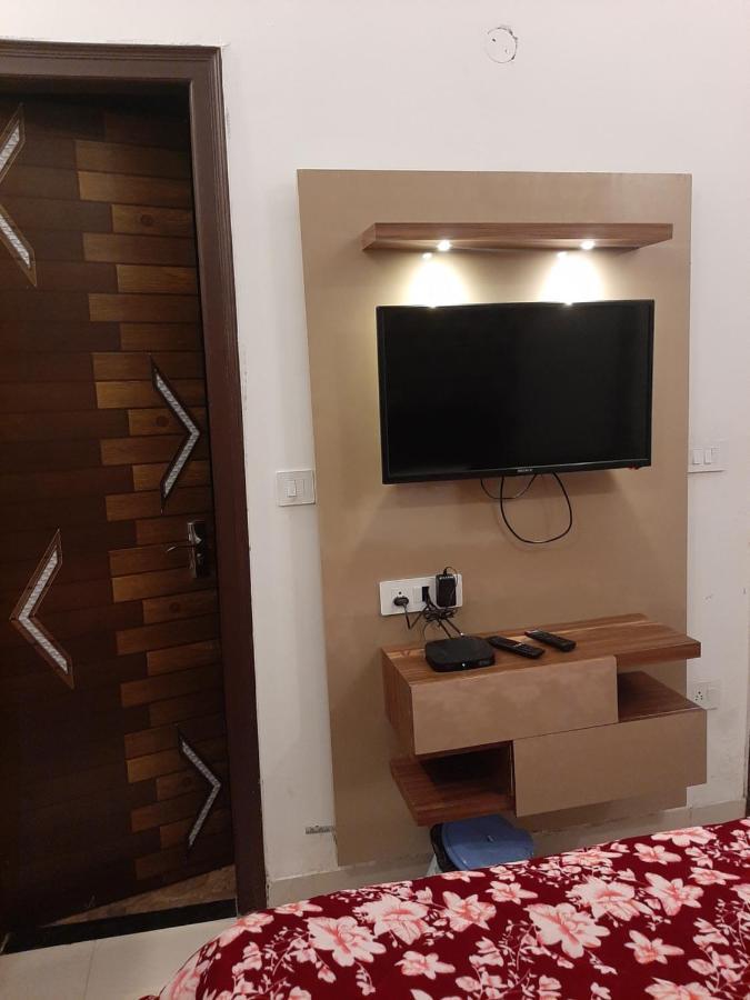 Hotel Hollywood Zirakpur Zewnętrze zdjęcie