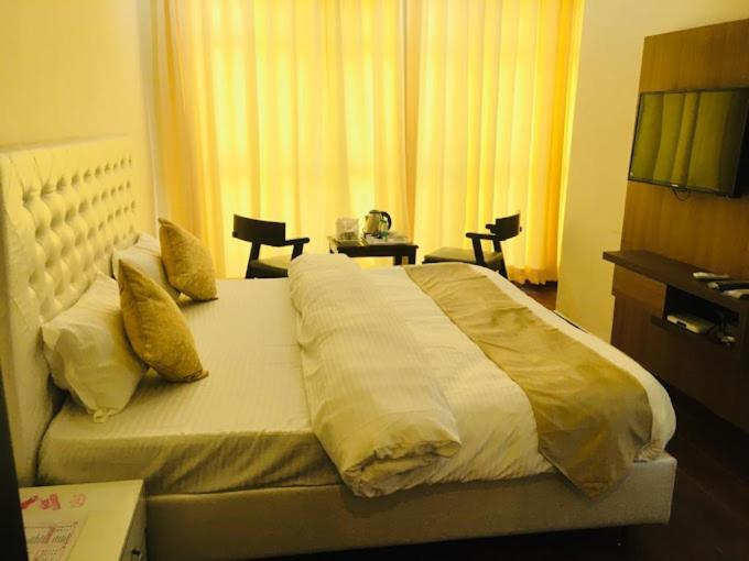 Hotel Hollywood Zirakpur Zewnętrze zdjęcie